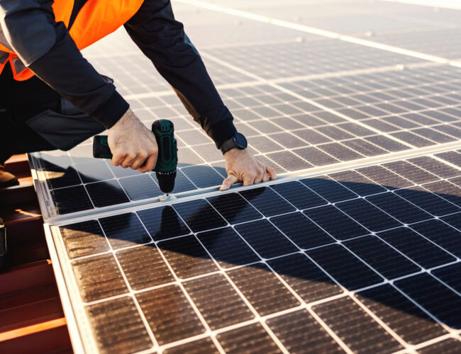 Techniker verbaut Solaranlage auf Dach
