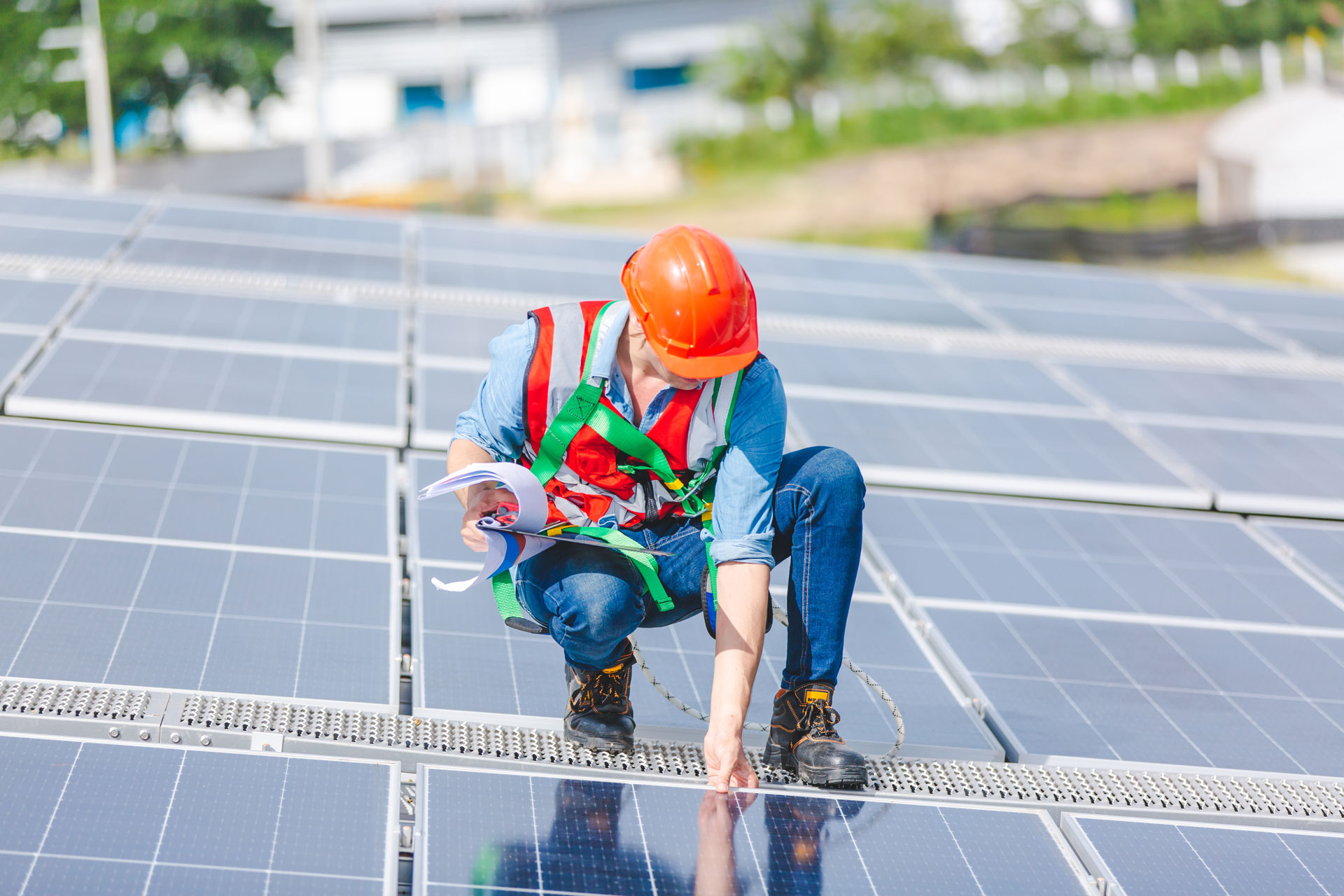 Solartechniker prüft Solaranlage